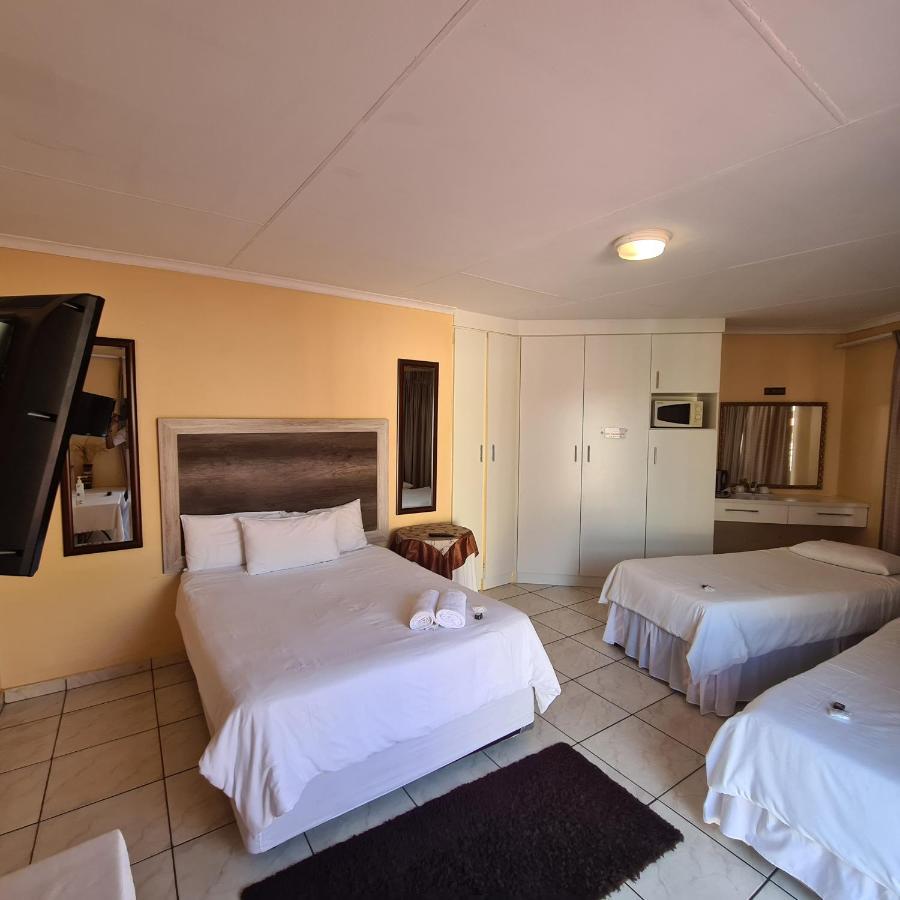 Ethen Guesthouse โพเลอกวาเน ภายนอก รูปภาพ