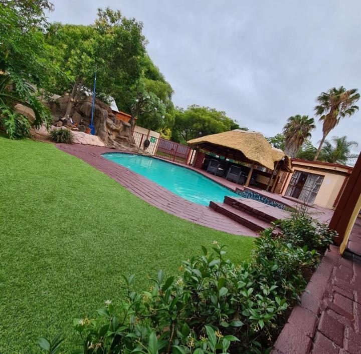 Ethen Guesthouse โพเลอกวาเน ภายนอก รูปภาพ