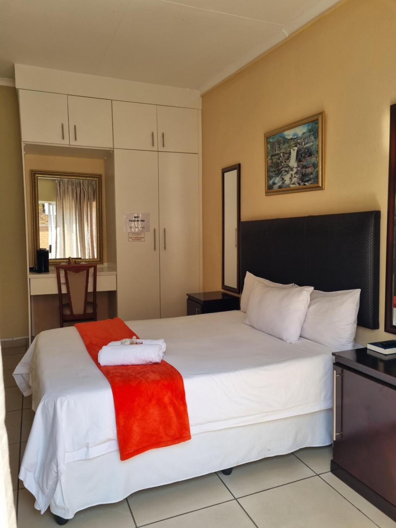Ethen Guesthouse โพเลอกวาเน ภายนอก รูปภาพ