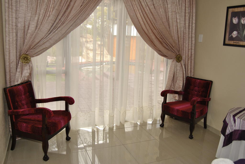 Ethen Guesthouse โพเลอกวาเน ภายนอก รูปภาพ