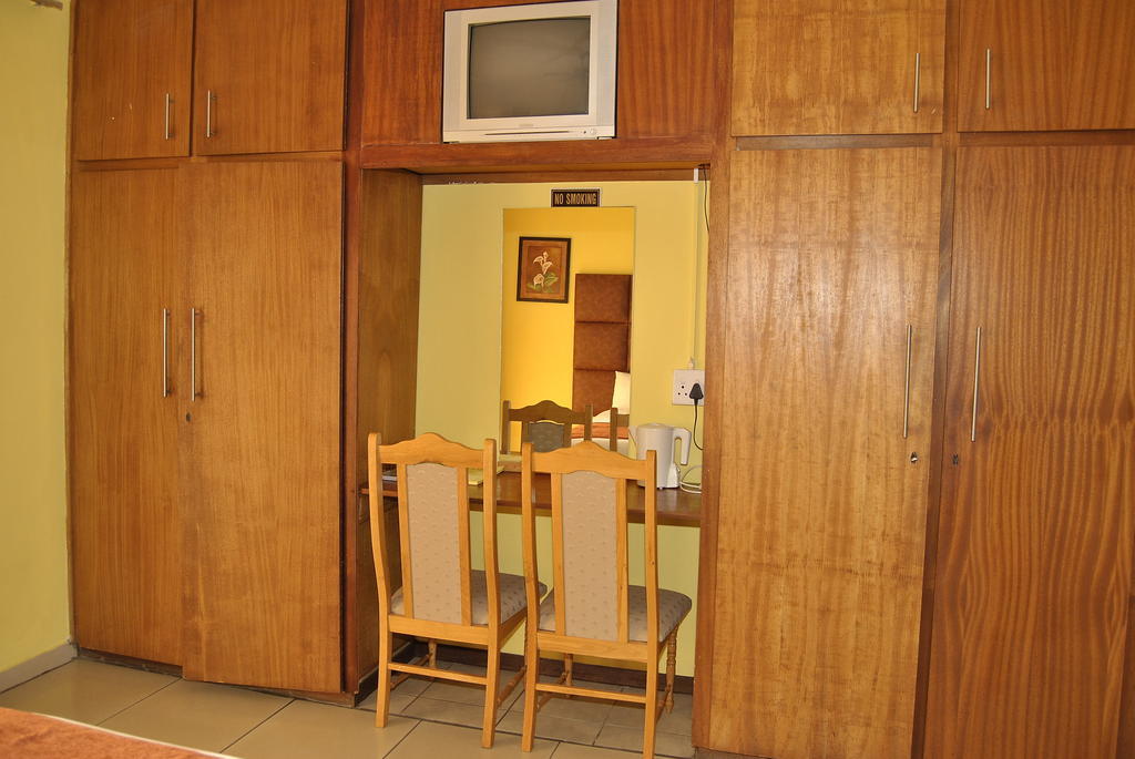 Ethen Guesthouse โพเลอกวาเน ภายนอก รูปภาพ